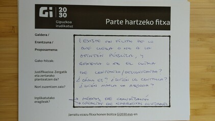 Existitzen da filtro bat iritzi publikoarengana heltzen dena edo ez dena baldintzatzen duena, eta konfiantza/ konfiantza eza sortzen duena/ sortzen